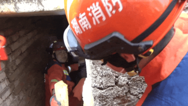 足球盘口出租
_女子进入自家地窖取红薯时足球盘口出租
，地窖突然坍塌……消防救援人员紧急施救