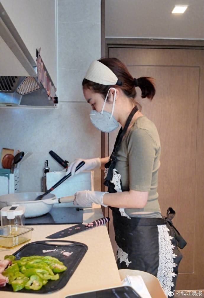 皇冠信用網会员申请
_女子称穿瑜伽服上门做饭不是为流量：健身服是日常穿搭