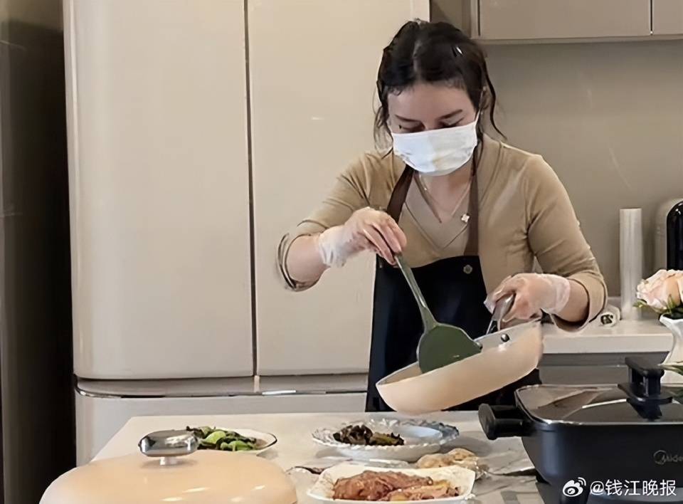 皇冠信用網会员申请
_女子称穿瑜伽服上门做饭不是为流量：健身服是日常穿搭