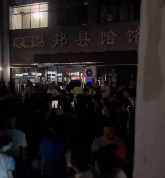 皇冠信用网址
_郑州“续面事件”面馆关门皇冠信用网址
，老板引争议后致歉！快评：切忌“过早站队”，更不该“按键伤人”