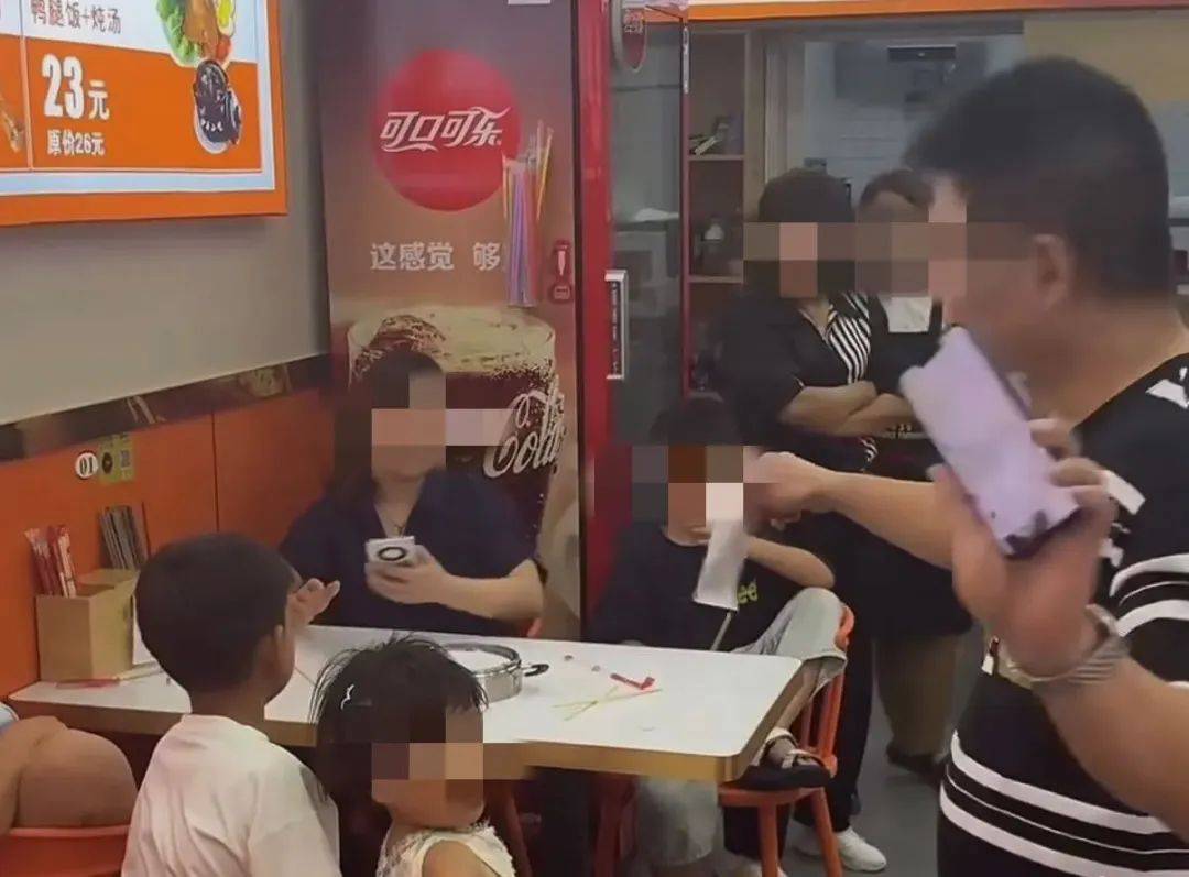 皇冠信用网址
_郑州“续面事件”面馆关门皇冠信用网址
，老板引争议后致歉！快评：切忌“过早站队”，更不该“按键伤人”