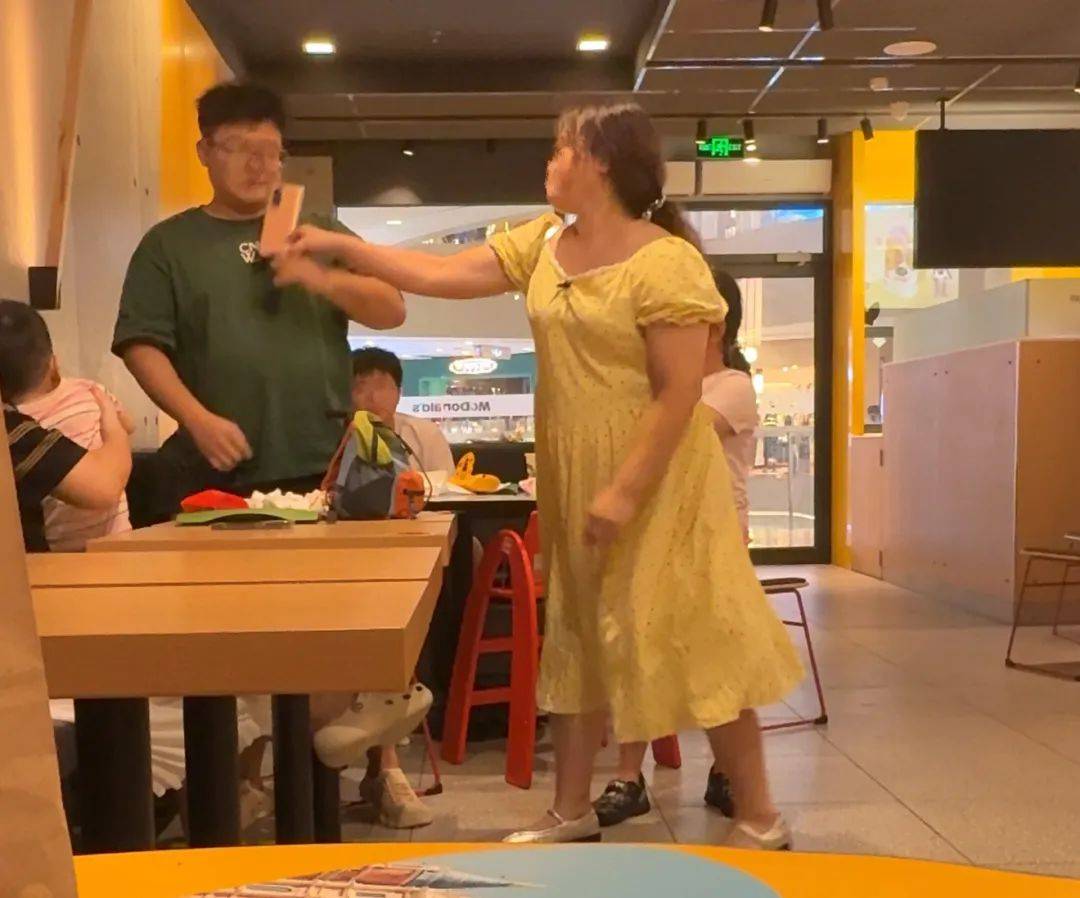皇冠足球平台代理
_女子在麦当劳殴打辱骂他人皇冠足球平台代理
，叫嚣：“我认识大把警察”，打伤工作人员赔偿后又反悔投诉