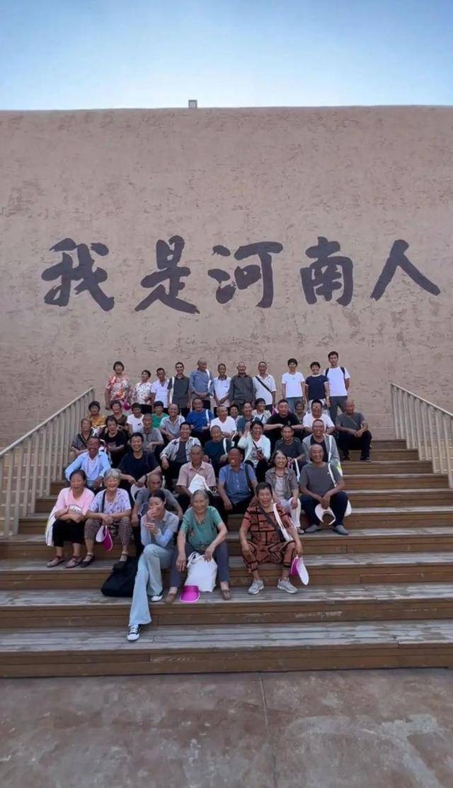 皇冠信用网代理
_河南27岁女孩带村里46名老人游郑州皇冠信用网代理
，村民：她人品相当好，大家都很信任她
