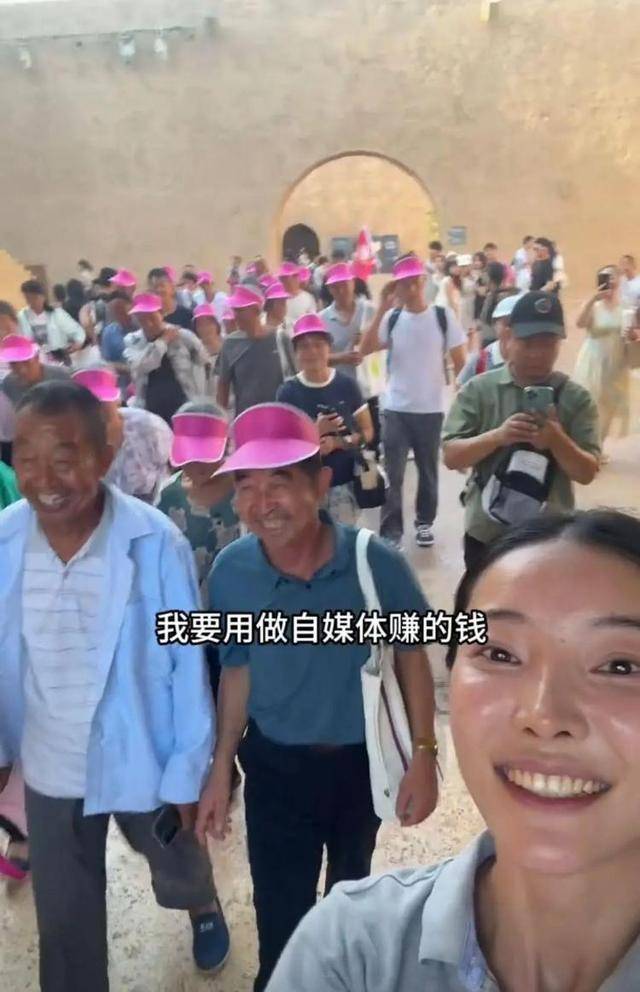 皇冠信用网代理
_河南27岁女孩带村里46名老人游郑州皇冠信用网代理
，村民：她人品相当好，大家都很信任她