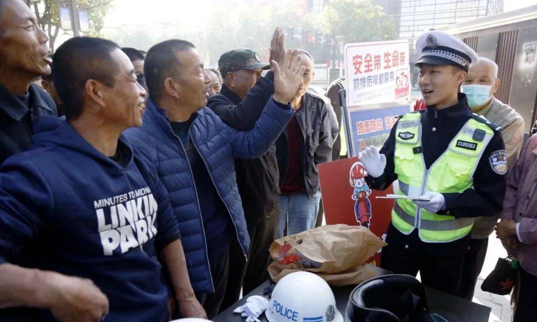 皇冠信用网正网
_货车司机被交警弄哭了皇冠信用网正网
，网友：处理得好！