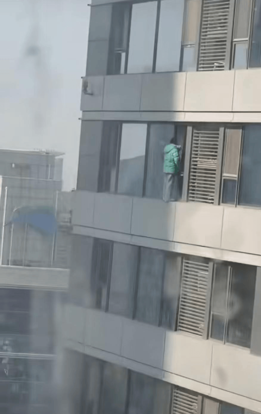 皇冠信用盘代理占成
_石家庄万象城一女子坠楼 目击者称心里不是滋味 警方:已出警处理