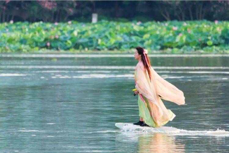世界杯皇冠平台_武汉姑娘“水上漂”走红世界杯皇冠平台，网友：哪里来的女侠？