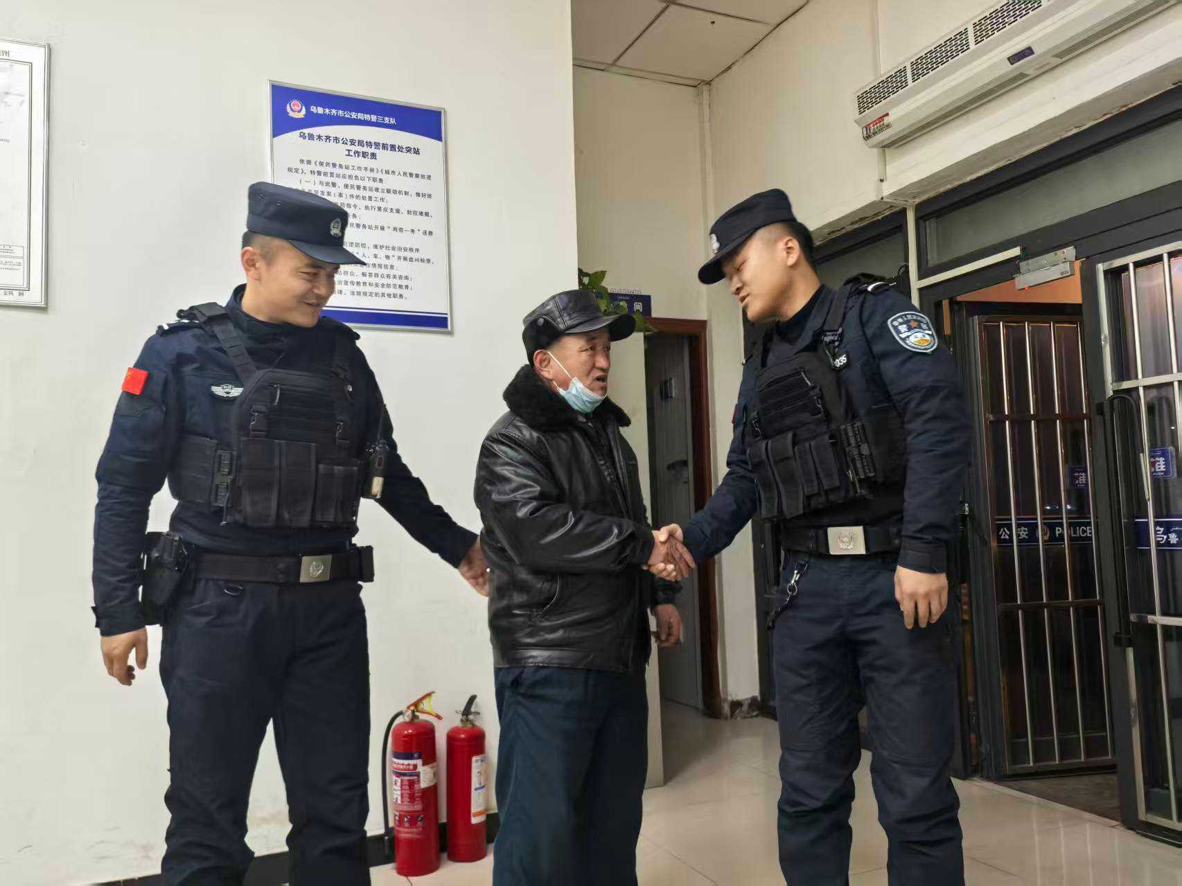 正版皇冠信用网_警心暖民心 两日寻回三部“失联”手机