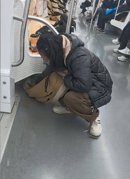 印第安纳步行者 vs 克里夫兰骑士_苏州一女乘客打翻奶茶后用围巾擦地印第安纳步行者 vs 克里夫兰骑士，地铁：准备了新围巾和大礼包