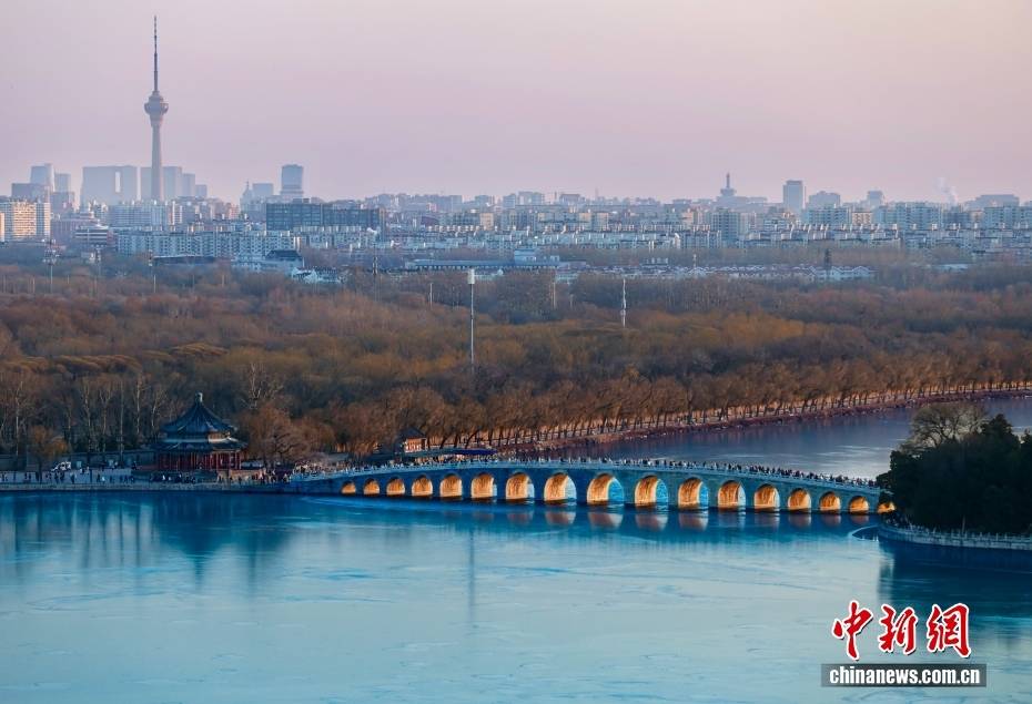 皇冠信用网账号开通_北京颐和园呈现“金光穿洞”景观