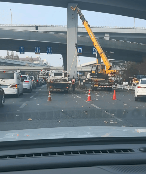 皇冠信用在线注册_小米SU7行驶中被突然变道的面包车“挤”进绿化带皇冠信用在线注册，撞上桥墩，车头损毁严重