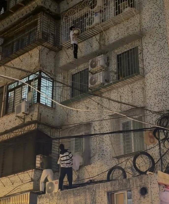 皇冠代理注册_“哥哥就是来救你的！”广州一孩子脑袋卡在四楼防盗网上悬空摇摆皇冠代理注册，白衣小伙爬窗托举助其脱险