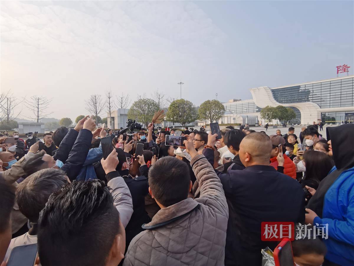 兰斯干拿vs桑斯瓦尔_《早安隆回》全网播放量超1600亿兰斯干拿vs桑斯瓦尔，作者袁树雄：这首歌让我的负债没了，将为2026世界杯写新歌