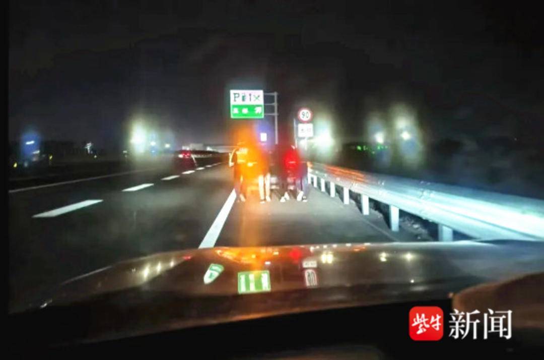 SSG登陆者Vs NC恐龙
_高速公路罕见场景:1人车内“把方向”SSG登陆者Vs NC恐龙
,3人车后奋力推