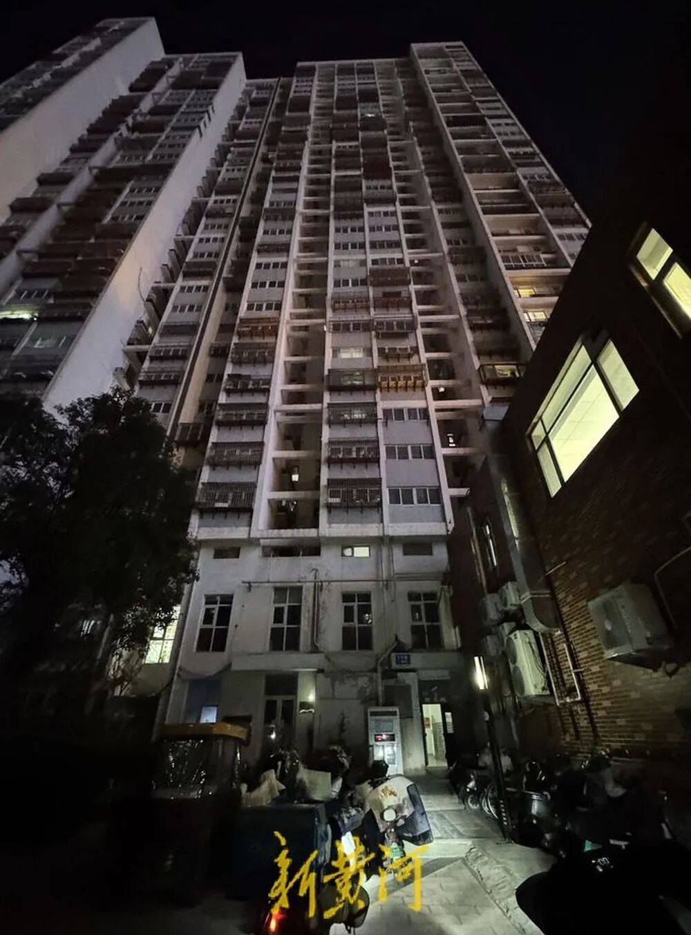 米迪兰特 v 希伯尼安
_济南一栋34层住户楼仅一台电梯运行米迪兰特 v 希伯尼安
,200余户居民陷“上下两难”,记者实测高峰期顶层下至1层用时超10分钟,多方回应