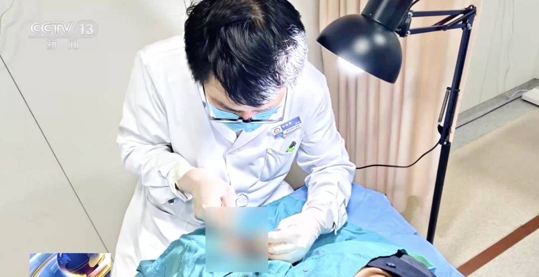 皇冠投注
_女警徒手夺刀皇冠投注
,脸上缝30多针:后怕但不后悔