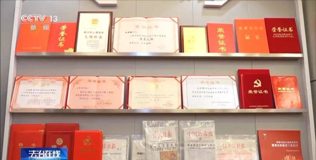 皇冠投注
_女警徒手夺刀皇冠投注
,脸上缝30多针:后怕但不后悔