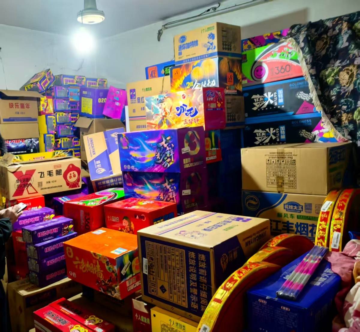 皇冠信用最新地址_赶赴宜昌抓获第四名嫌疑人皇冠信用最新地址！武昌警方今年累计缴获烟花爆竹4963件