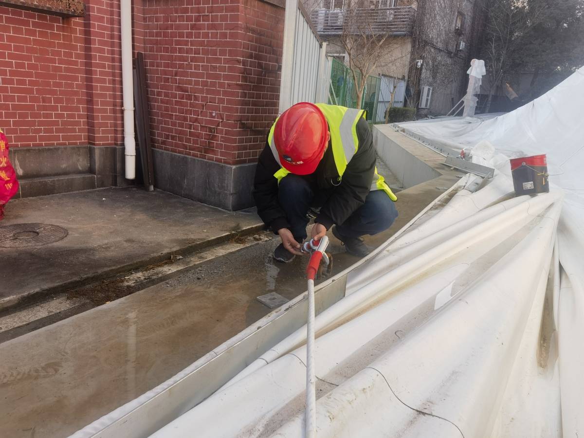 正版皇冠信用网代理_湖北首例!巨型“气球”罩住4000㎡施工工地正版皇冠信用网代理,扬尘和噪声通通“锁”在球内不扰民