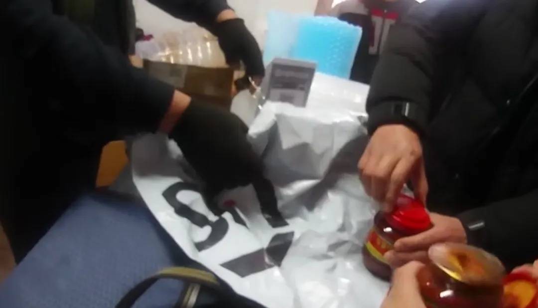 怎么弄皇冠信用_南京警方在豆瓣酱里挖呀挖呀挖怎么弄皇冠信用，挖出200克黄金！挽回疑遭电诈市民近30万损失