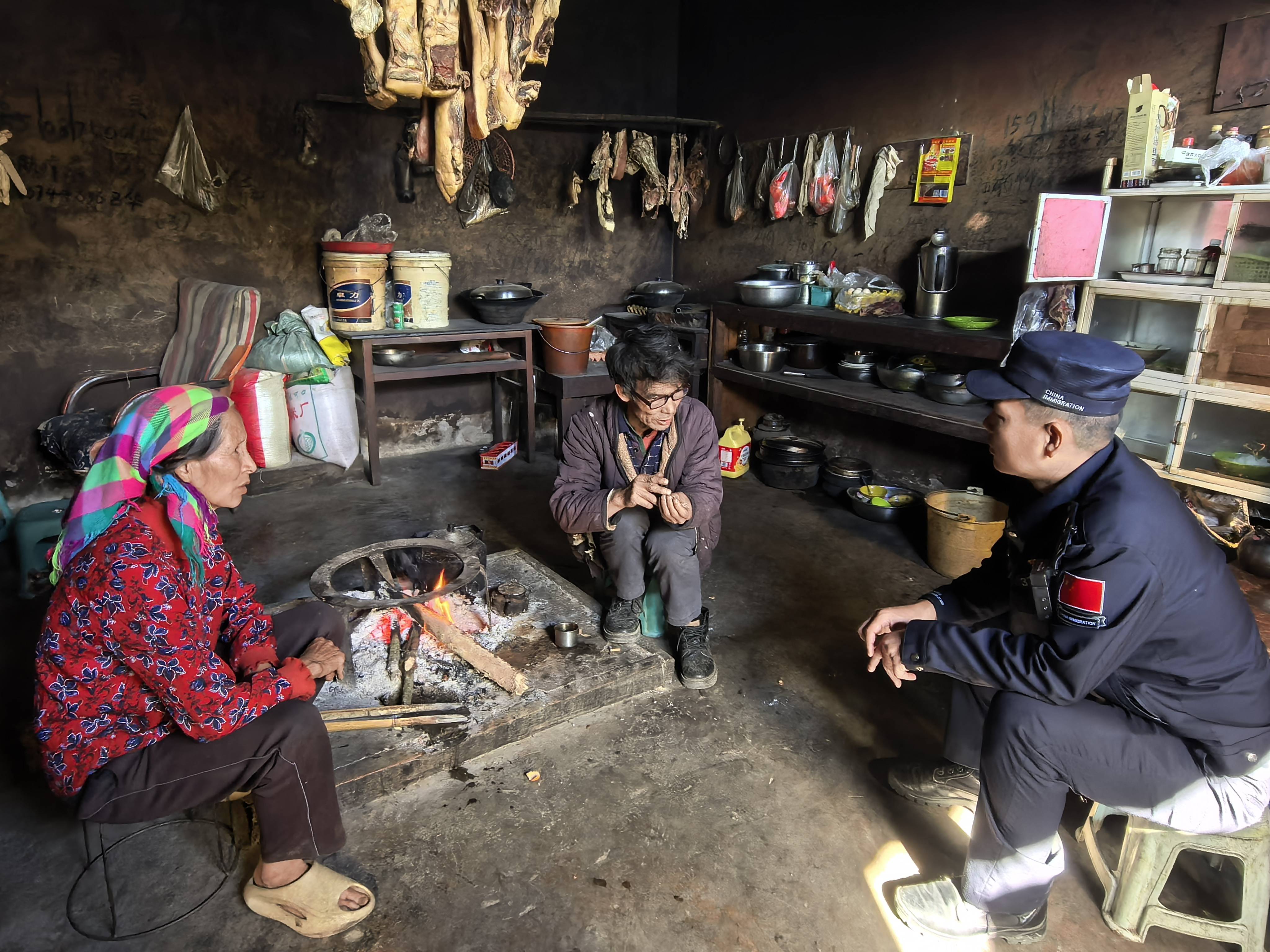 皇冠信用盘代理登3
_云南怒江:社区民警“沉”下去 群众满意“提”上来