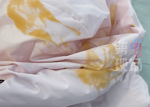 怎么注册皇冠信用代理_女子在餐馆内误拿邻桌凳子怎么注册皇冠信用代理，对方竟偷偷把螺蛳粉汤泼进女子衣帽，监控记录全过程