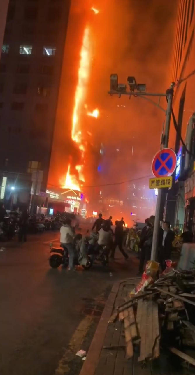 皇冠手机管理端登录_记者直击太原大火:起火建筑位于核心商圈皇冠手机管理端登录,疑底商烧烤店起火,引燃高楼外立面保温层