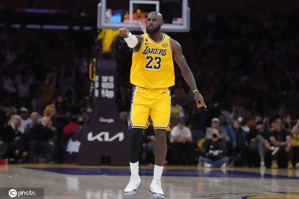 皇冠信用网代理出租_季后赛怎么打皇冠信用网代理出租？詹姆斯来开课 残阵大比拼火箭烂到家了!