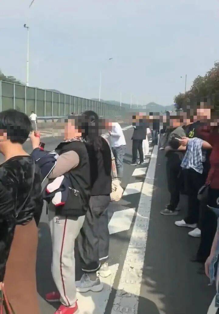 皇冠信用网代理如何申请_事发浙江一高速隧道！车辆起火烟雾弥漫皇冠信用网代理如何申请，目击者：多辆车被堵隧道内，众人跑出隧道；官方：已扑灭，无人员伤亡，通行恢复