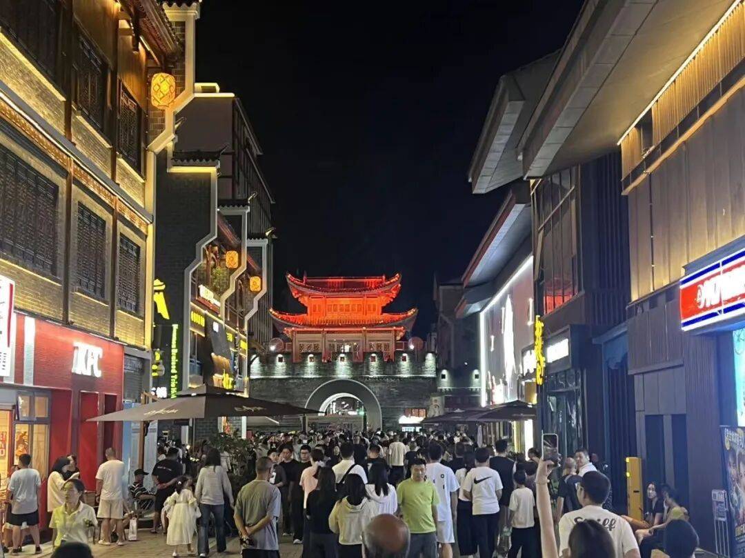 皇冠信用网
_一座“人造空城”爆改后复业:客流已超100万人次皇冠信用网
,商铺快招满!央视曾曝光其总耗资24亿元,“停车场是唯一盈利项目”