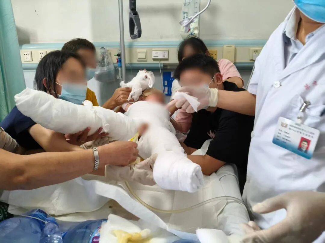 法国甲组联赛
_“妈妈我痛死了法国甲组联赛
,医不好了我们回去吧”,福建2岁女童被独自留置浴室,因好奇误触水龙头,遭70℃热水淋烫2分钟,致全身大面积重度烫伤